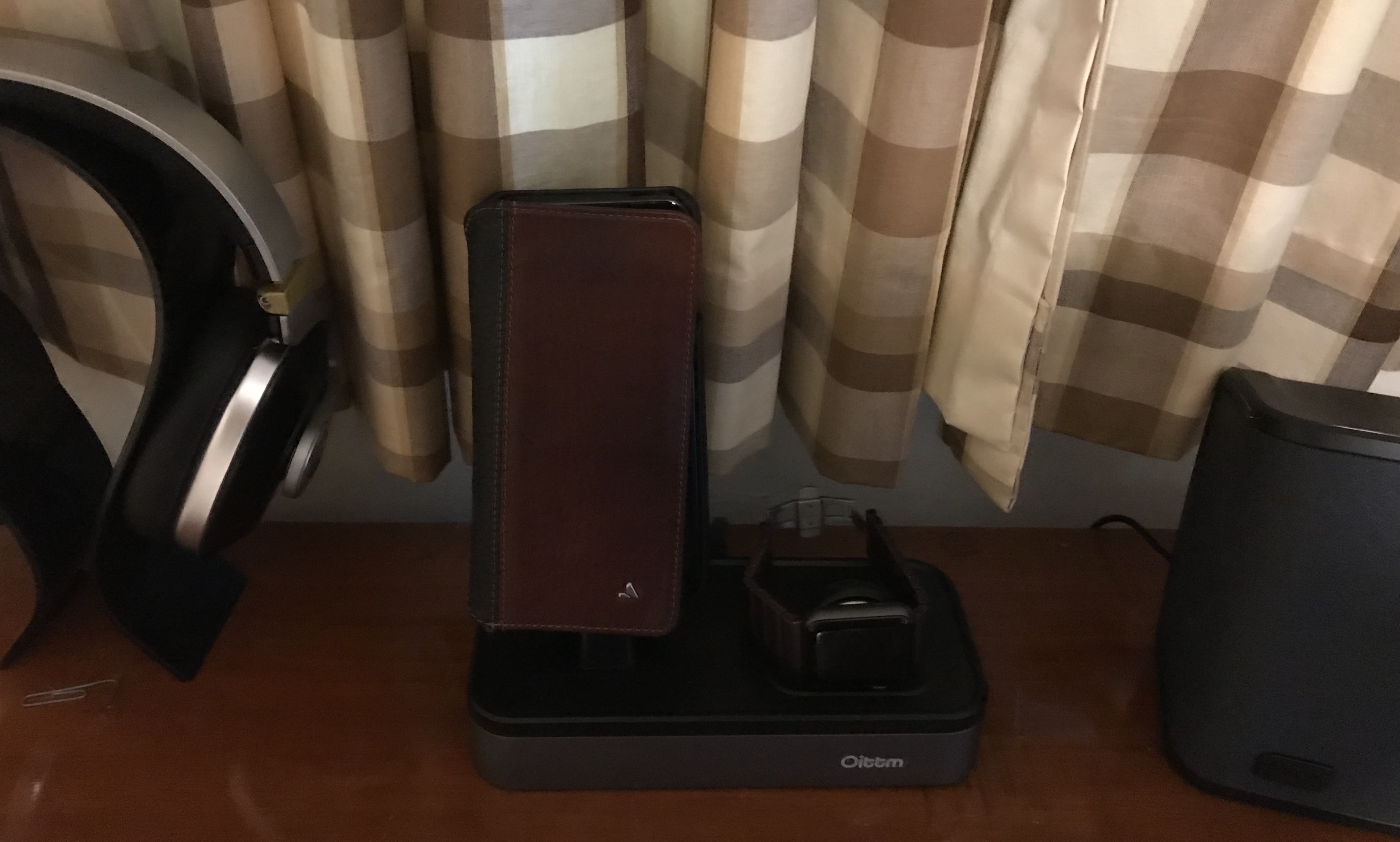 Oittm Apple Watch and iPhone Stand Offers Power and Flexibility